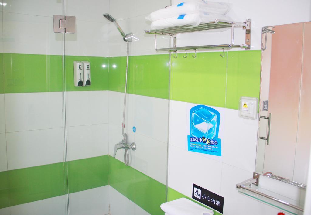 7Days Inn Guangzhou South Railway Station Nan Pu Metro Station Bagian luar foto